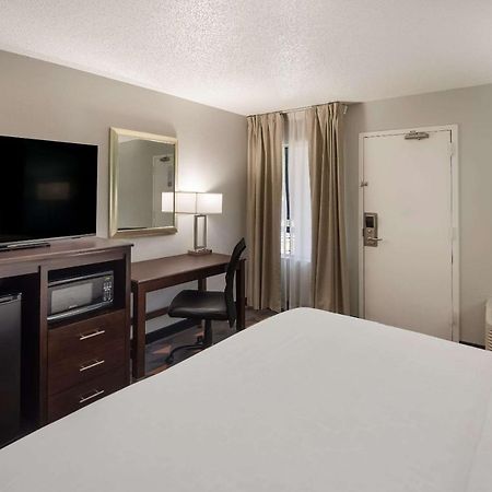 Hotel Clarion Pointe Indianapolis Northeast à Castleton Extérieur photo