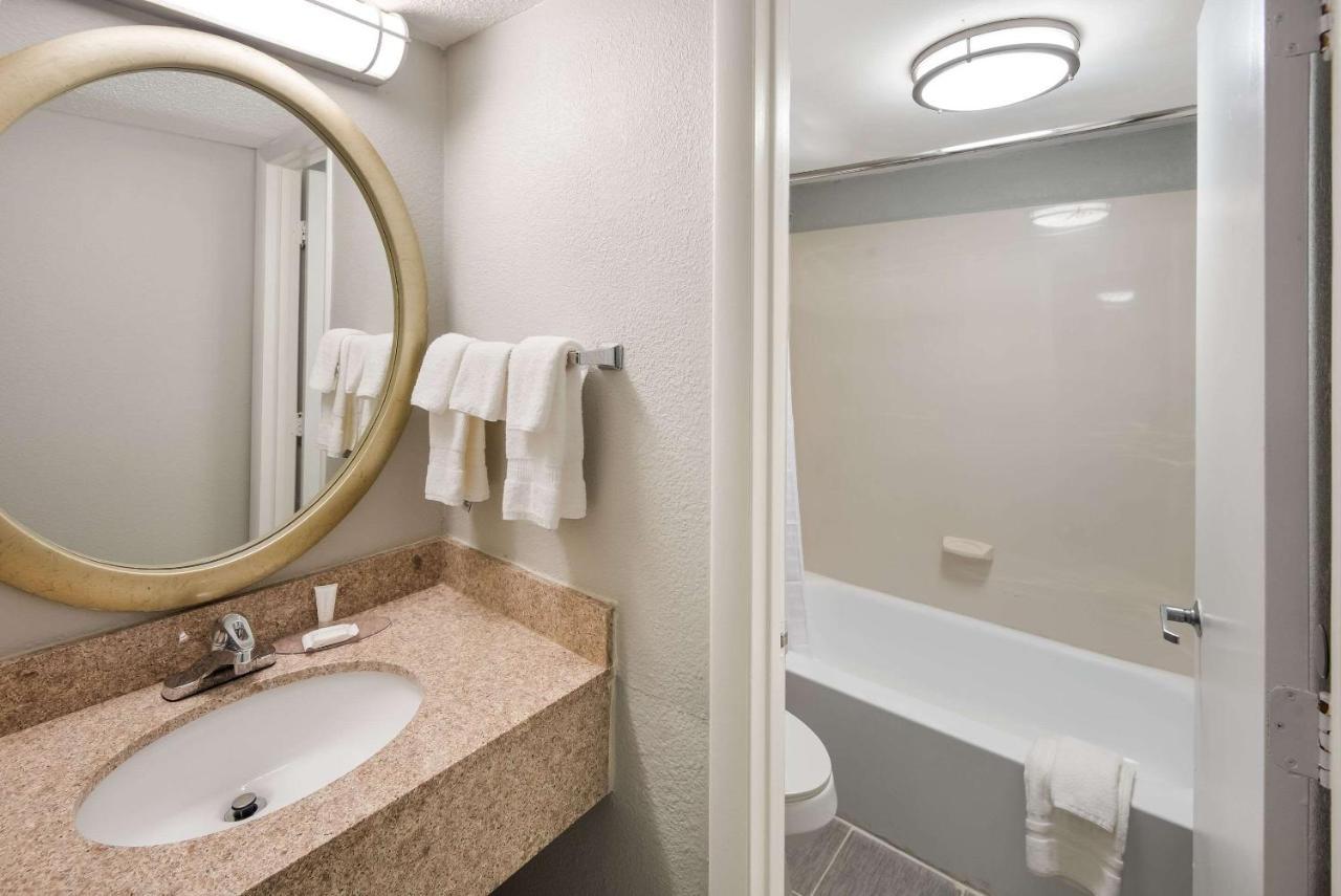 Hotel Clarion Pointe Indianapolis Northeast à Castleton Extérieur photo