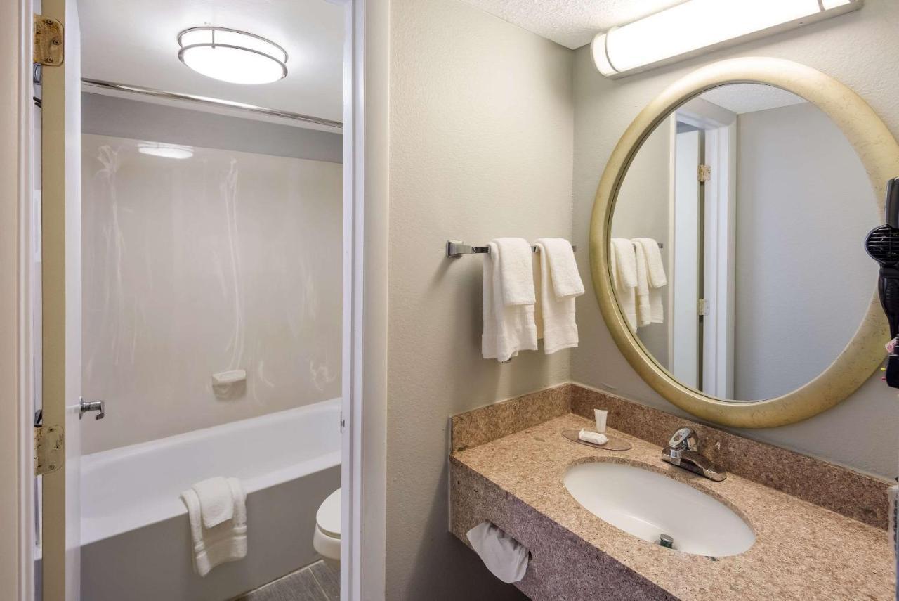 Hotel Clarion Pointe Indianapolis Northeast à Castleton Extérieur photo