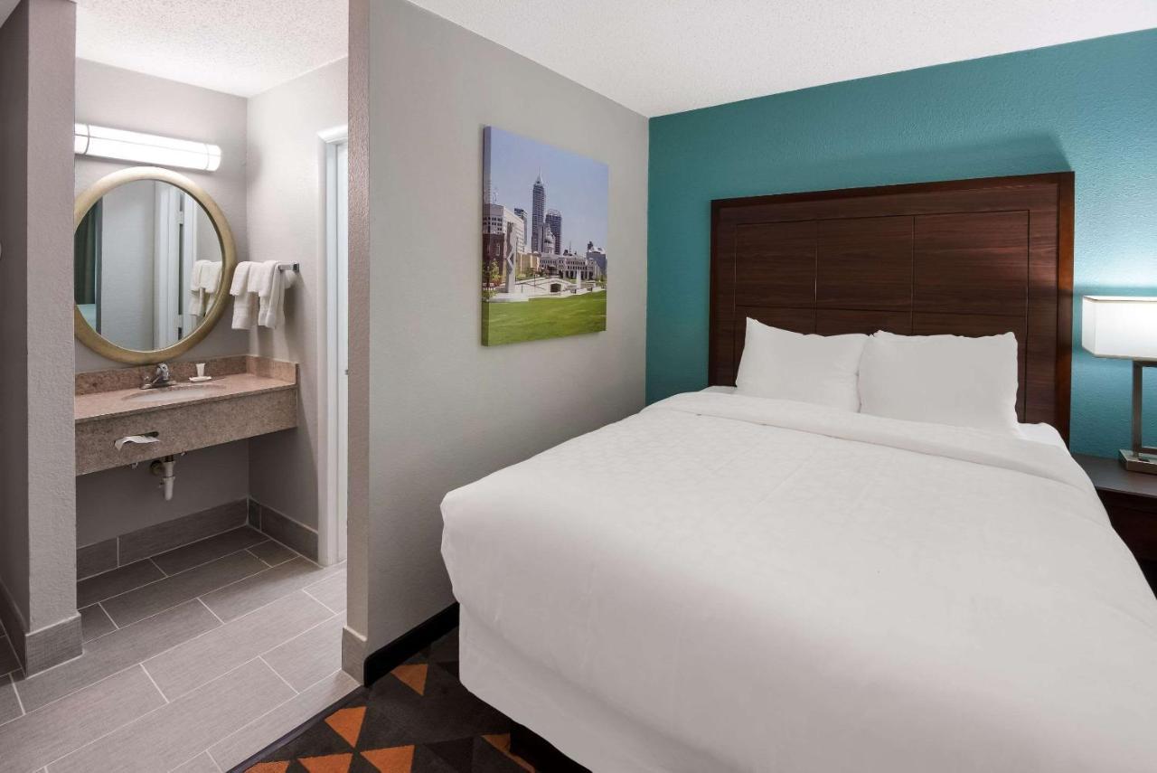 Hotel Clarion Pointe Indianapolis Northeast à Castleton Extérieur photo